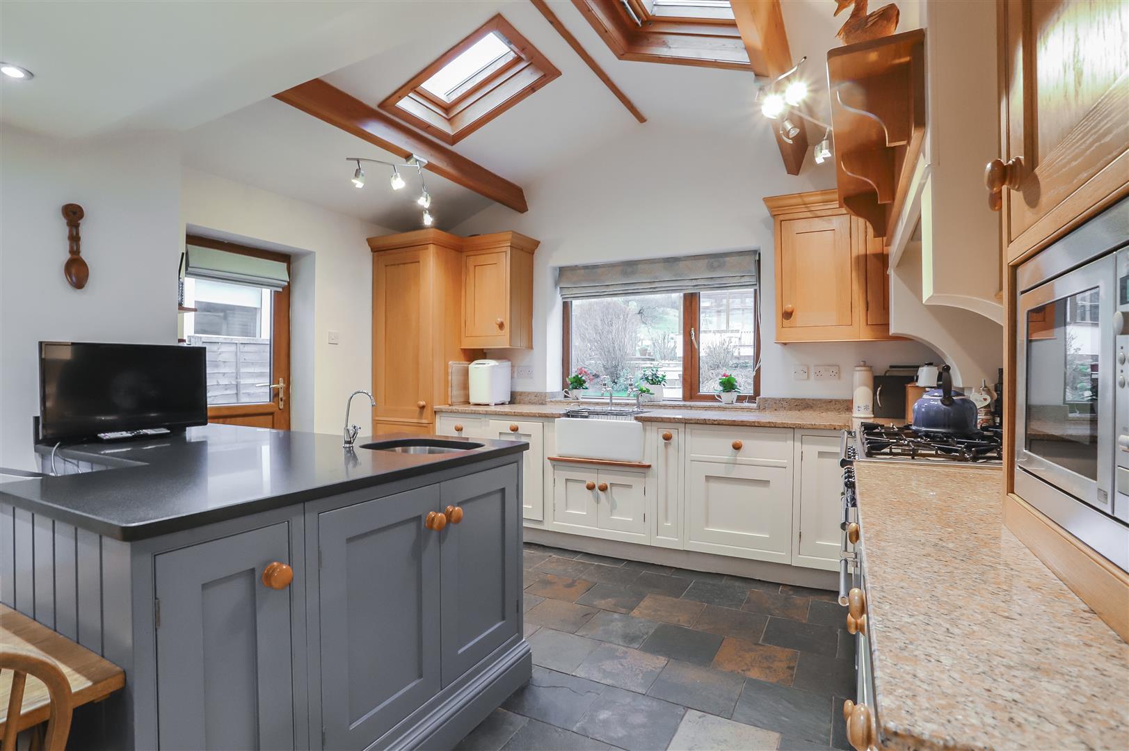 4 Bed Semi-detached House For Sale - Main Image